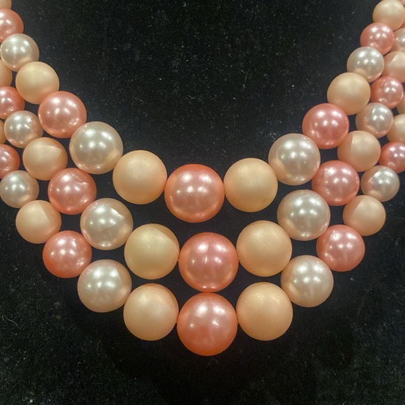 Japan Pink 3 Strand Beaded Necklace. Gold Tone Findings. - Picture 2 of 7